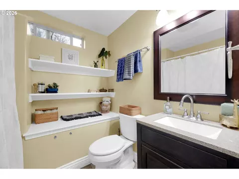 Bath - 1930 Hawkins Ln, Eugene, OR 97405 photo 6 of 6