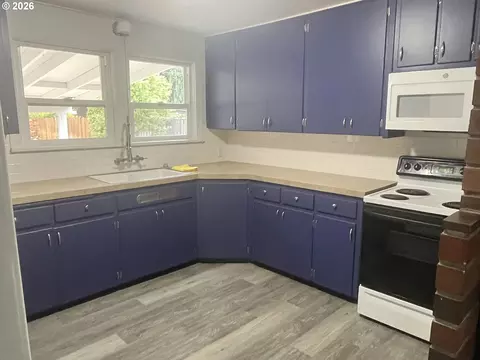 Kitchen - 1453 C St, Springfield, OR 97477 photo 3 of 5