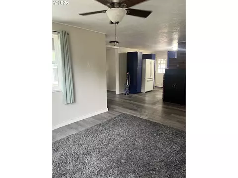 Living - 1453 C St, Springfield, OR 97477 photo 3 of 3