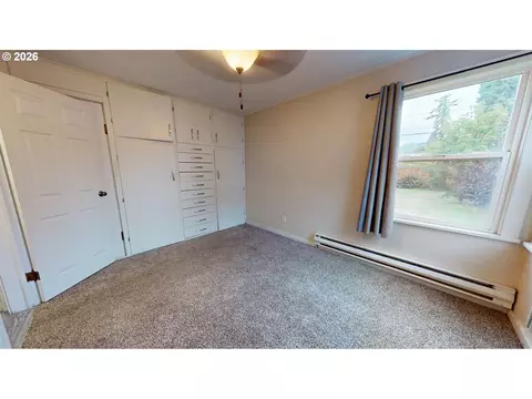 Bedroom - 1453 C St, Springfield, OR 97477 photo 4 of 8