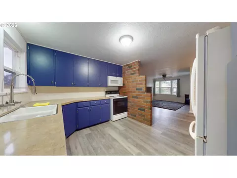 Kitchen - 1453 C St, Springfield, OR 97477 photo 5 of 5