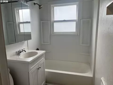 Bath - 1453 C St, Springfield, OR 97477 photo 1 of 2
