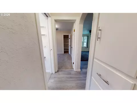 Entry Way - 1453 C St, Springfield, OR 97477 photo 2 of 2