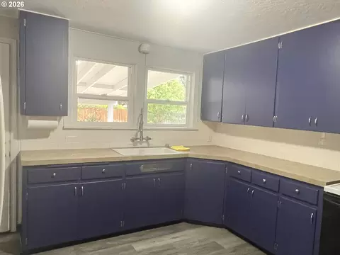 Kitchen - 1453 C St, Springfield, OR 97477 photo 2 of 5