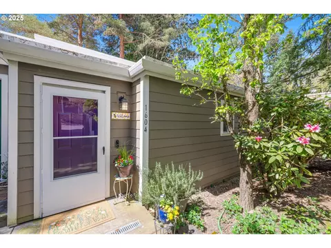 1604 Village Park Pl, West Linn, OR 97068