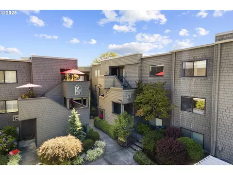5620 S Riverside Ln #14, Portland, OR 97239