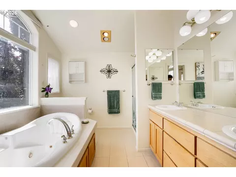 Bath - 3363 Bentley Ave, Eugene, OR 97405 photo 3 of 4