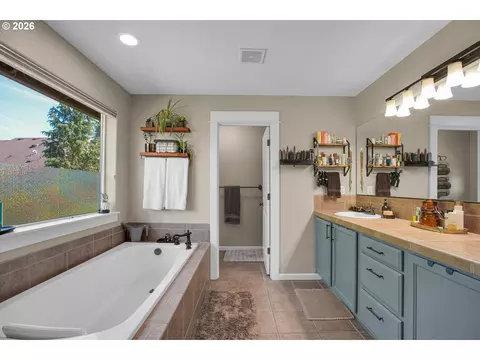 Bath - 344 SE Condor Dr, Gresham, OR 97080 photo 4 of 8