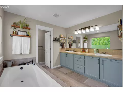 Bath - 344 SE Condor Dr, Gresham, OR 97080 photo 2 of 8