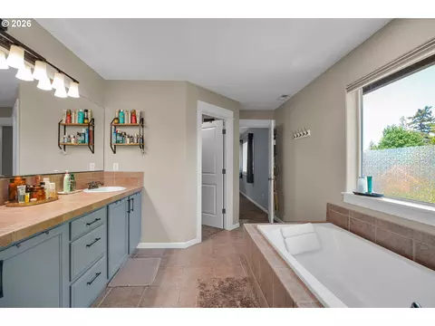 Bath - 344 SE Condor Dr, Gresham, OR 97080 photo 5 of 8