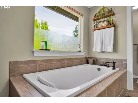 Bath - 344 SE Condor Dr, Gresham, OR 97080 photo 6 of 8