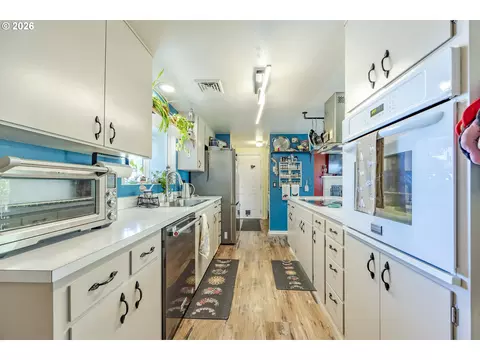 Kitchen - 560 Blackfoot Ave, Eugene, OR 97404 photo 3 of 7