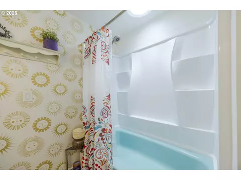 Bath - 560 Blackfoot Ave, Eugene, OR 97404 photo 2 of 4