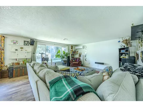 Living - 560 Blackfoot Ave, Eugene, OR 97404 photo 4 of 6