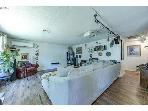 Living - 560 Blackfoot Ave, Eugene, OR 97404 photo 3 of 6