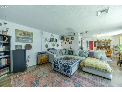 Living - 560 Blackfoot Ave, Eugene, OR 97404 photo 6 of 6