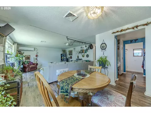Dining - 560 Blackfoot Ave, Eugene, OR 97404 photo 1 of 2