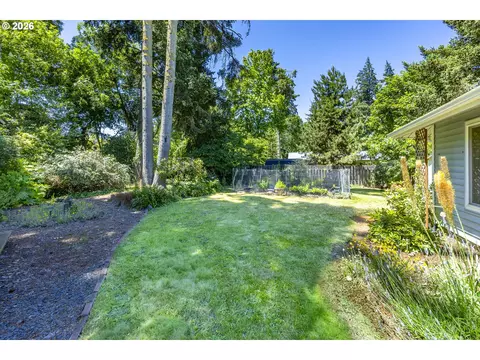 Exterior - 560 Blackfoot Ave, Eugene, OR 97404 photo 12 of 14
