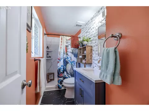 Bath - 560 Blackfoot Ave, Eugene, OR 97404 photo 3 of 4