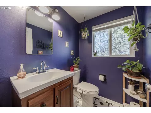 Bath - 560 Blackfoot Ave, Eugene, OR 97404 photo 4 of 4