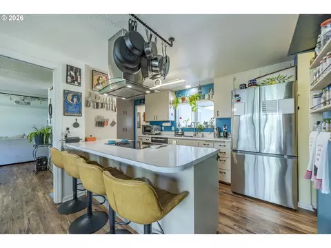 Kitchen - 560 Blackfoot Ave, Eugene, OR 97404 photo 6 of 7