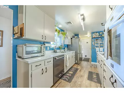 Kitchen - 560 Blackfoot Ave, Eugene, OR 97404 photo 4 of 7