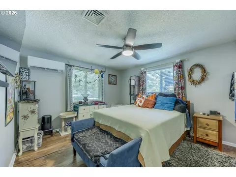 Bedroom - 560 Blackfoot Ave, Eugene, OR 97404 photo 1 of 3