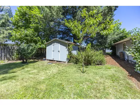 Exterior - 560 Blackfoot Ave, Eugene, OR 97404 photo 10 of 14
