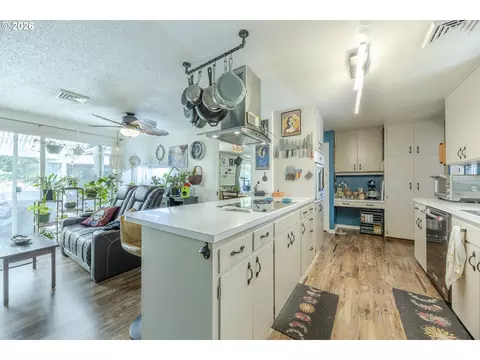 Kitchen - 560 Blackfoot Ave, Eugene, OR 97404 photo 5 of 7