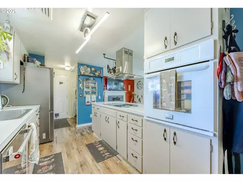 Kitchen - 560 Blackfoot Ave, Eugene, OR 97404 photo 2 of 7