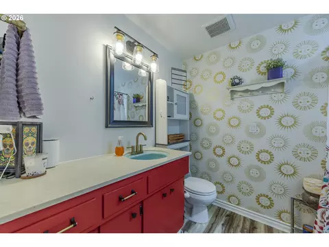Bath - 560 Blackfoot Ave, Eugene, OR 97404 photo 1 of 4