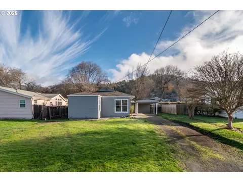 1551 NE Morris St, Roseburg, OR 97470