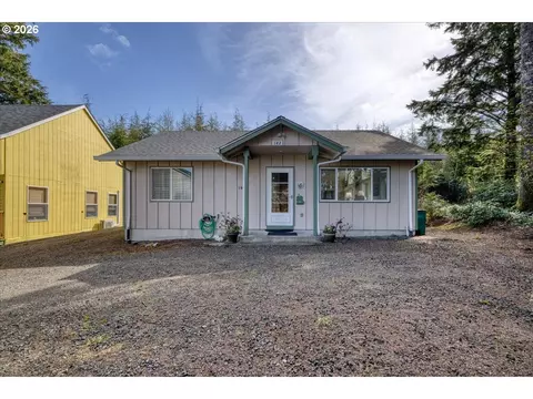 142 S Quadrant St, Rockaway Beach, OR 97136