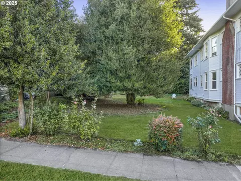 132 SE 18th Ave, Portland, OR 97214