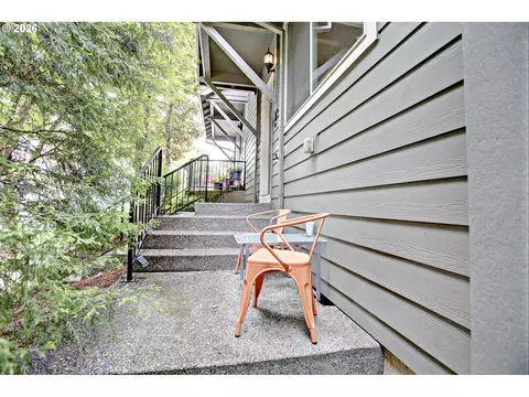 Exterior - 19155 Oak Ave, Sandy, OR 97055 photo 2 of 3