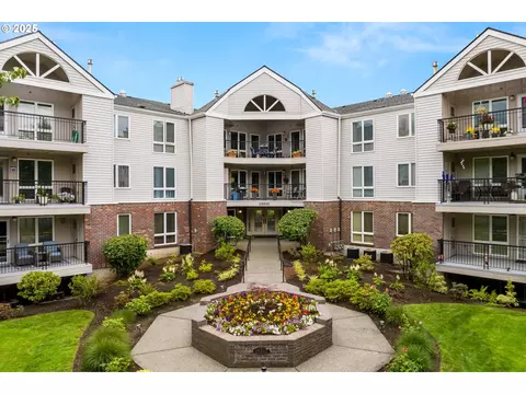 15510 NE Knott St #18, Portland, OR 97230
