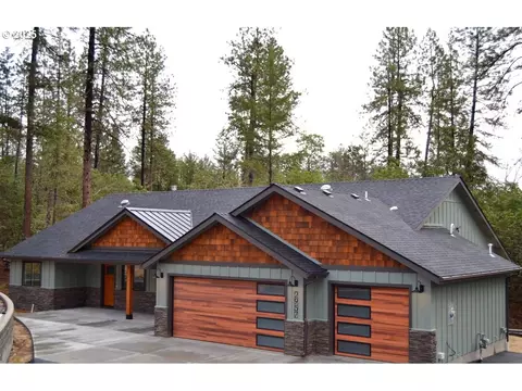 2957 Sylvan Dr, Grants Pass, OR 97527