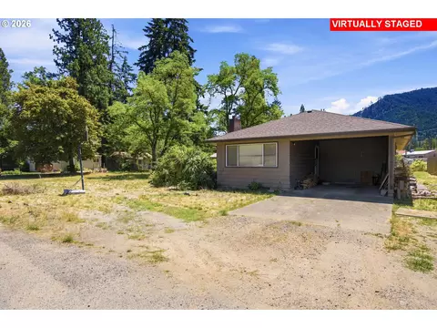 151 Long St, Canyonville, OR 97417