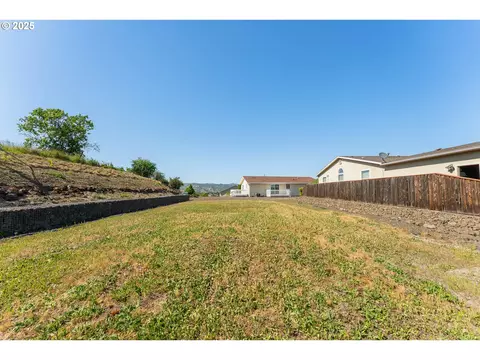 633 Highland Vista Ln, Roseburg, OR 97471