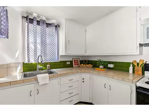 Kitchen - 257 W 15th Ave, Eugene, OR 97401 photo 4 of 5