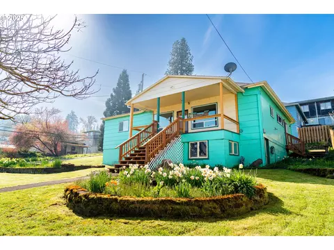 218 E D St, Rainier, OR 97048