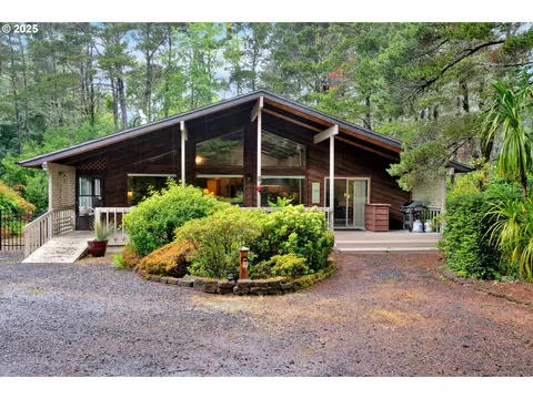 88046 Woodlands Dr, Florence, OR 97439