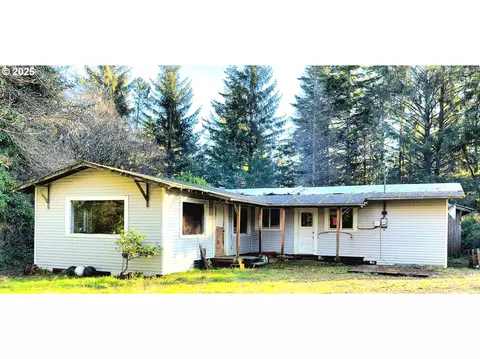 93706 Driftwood Inn Ln, North Bend, OR 97459