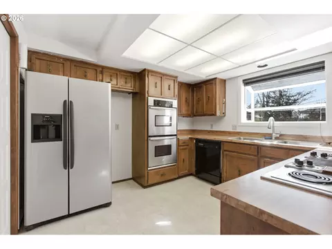 Kitchen - 302 67th St, Springfield, OR 97478 photo 2 of 4