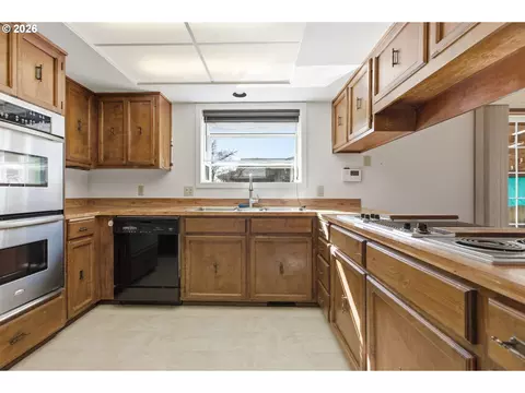 Kitchen - 302 67th St, Springfield, OR 97478 photo 3 of 4