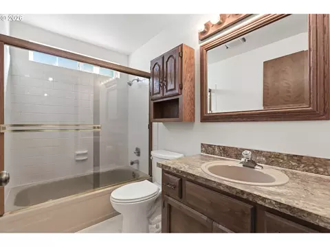 Bath - 302 67th St, Springfield, OR 97478 photo 1 of 2