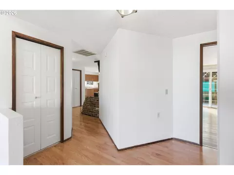 Entry Way - 302 67th St, Springfield, OR 97478 photo 2 of 4