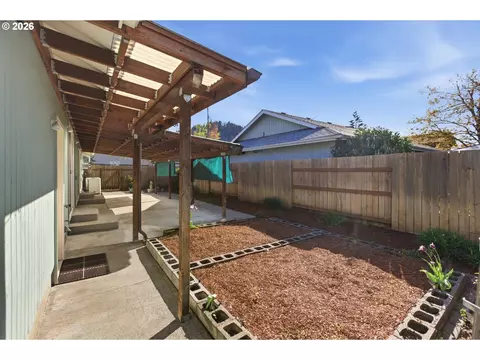 Exterior - 302 67th St, Springfield, OR 97478 photo 8 of 10