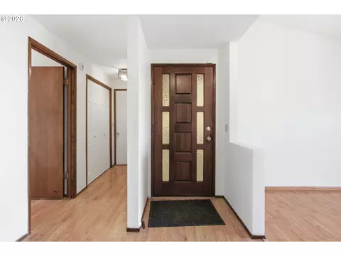 Entry Way - 302 67th St, Springfield, OR 97478 photo 1 of 4