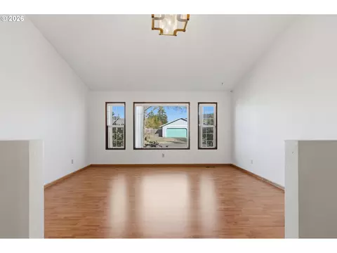 Living - 302 67th St, Springfield, OR 97478 photo 1 of 6